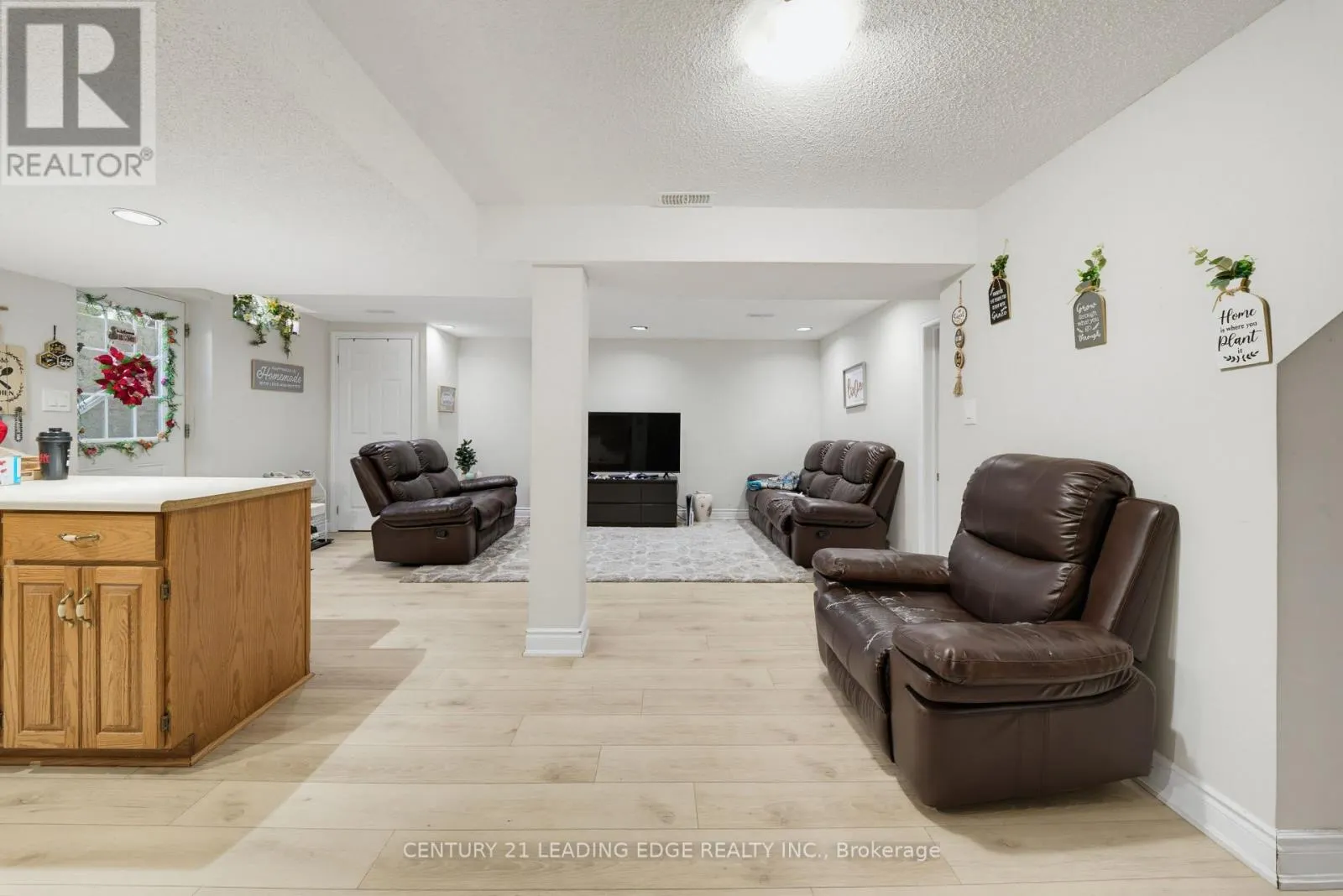 2353 WILDWOOD CRESCENT