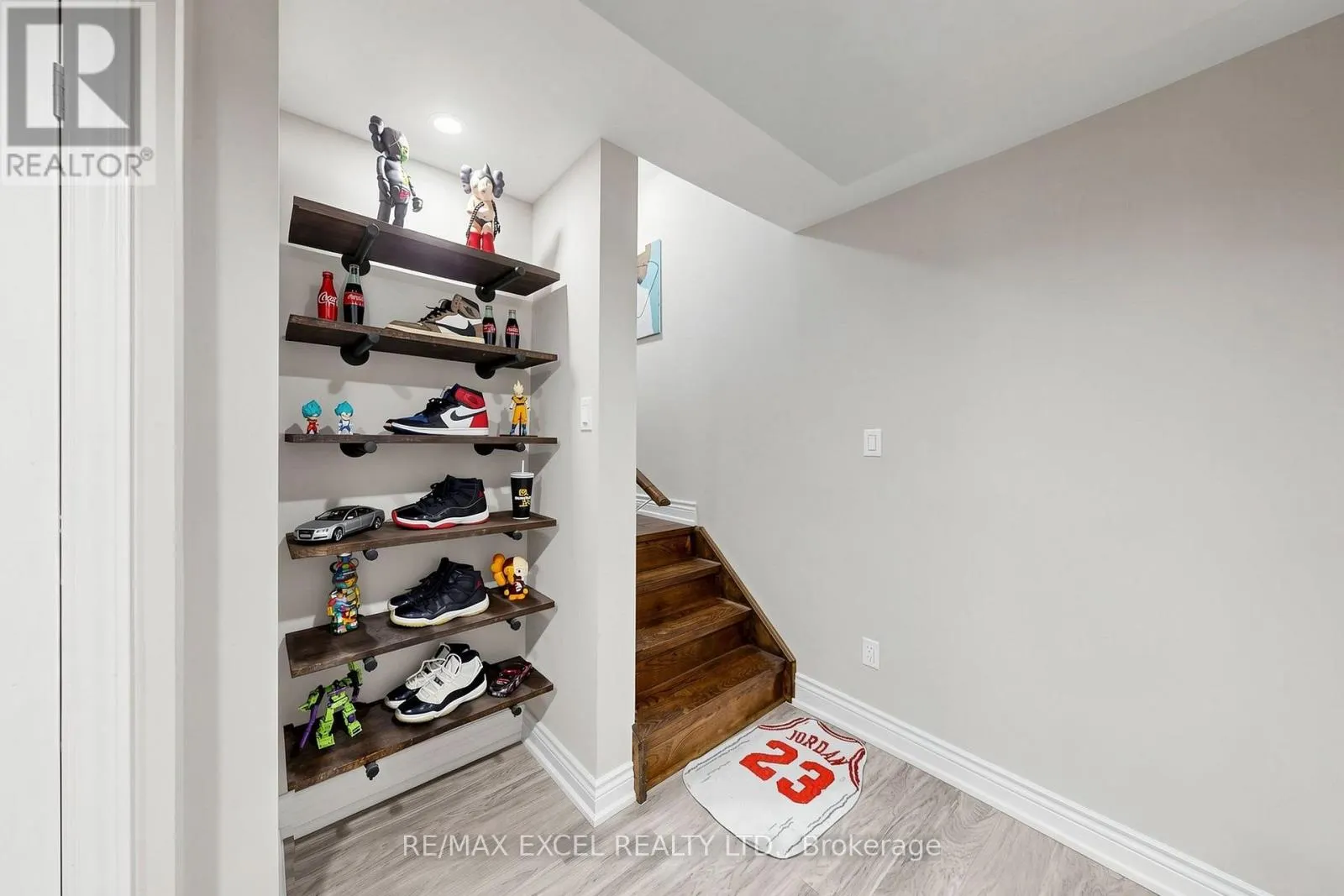 16 STOCKELL CRESCENT