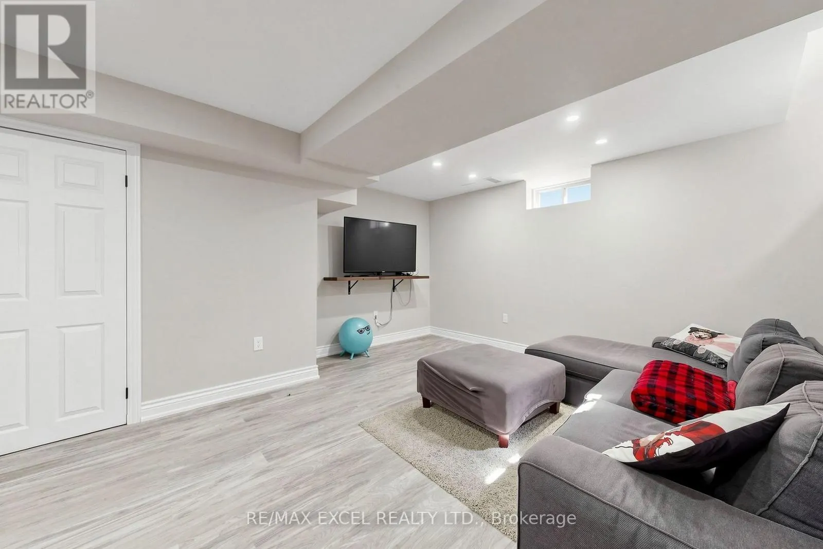 16 STOCKELL CRESCENT