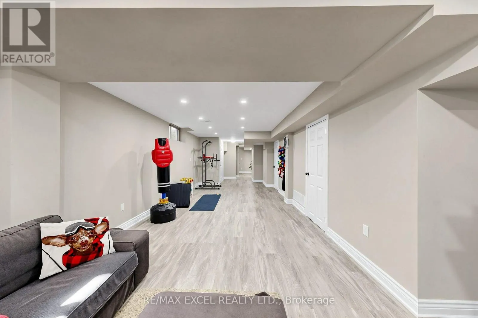 16 STOCKELL CRESCENT
