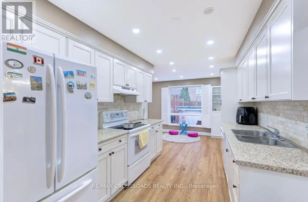 11 MURKAR CRESCENT