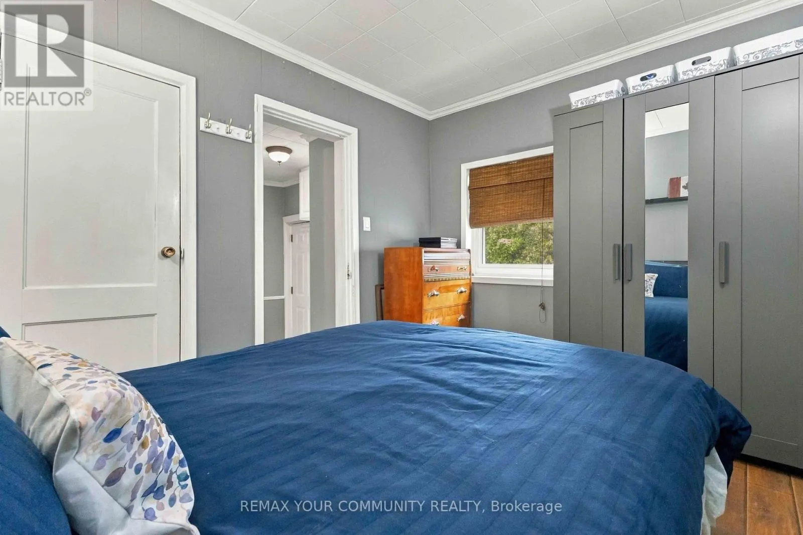 318 MARY STREET W