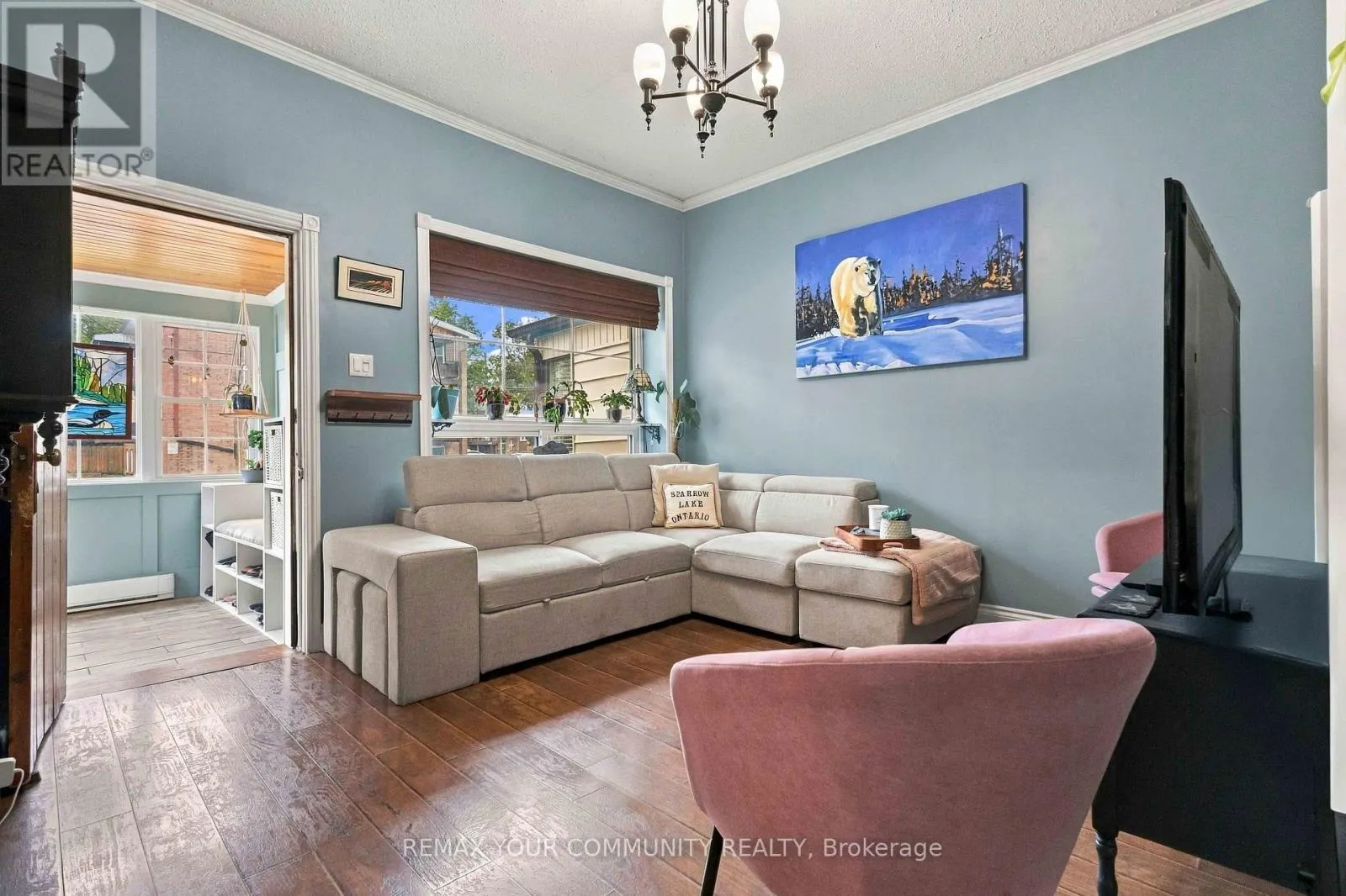 318 MARY STREET W
