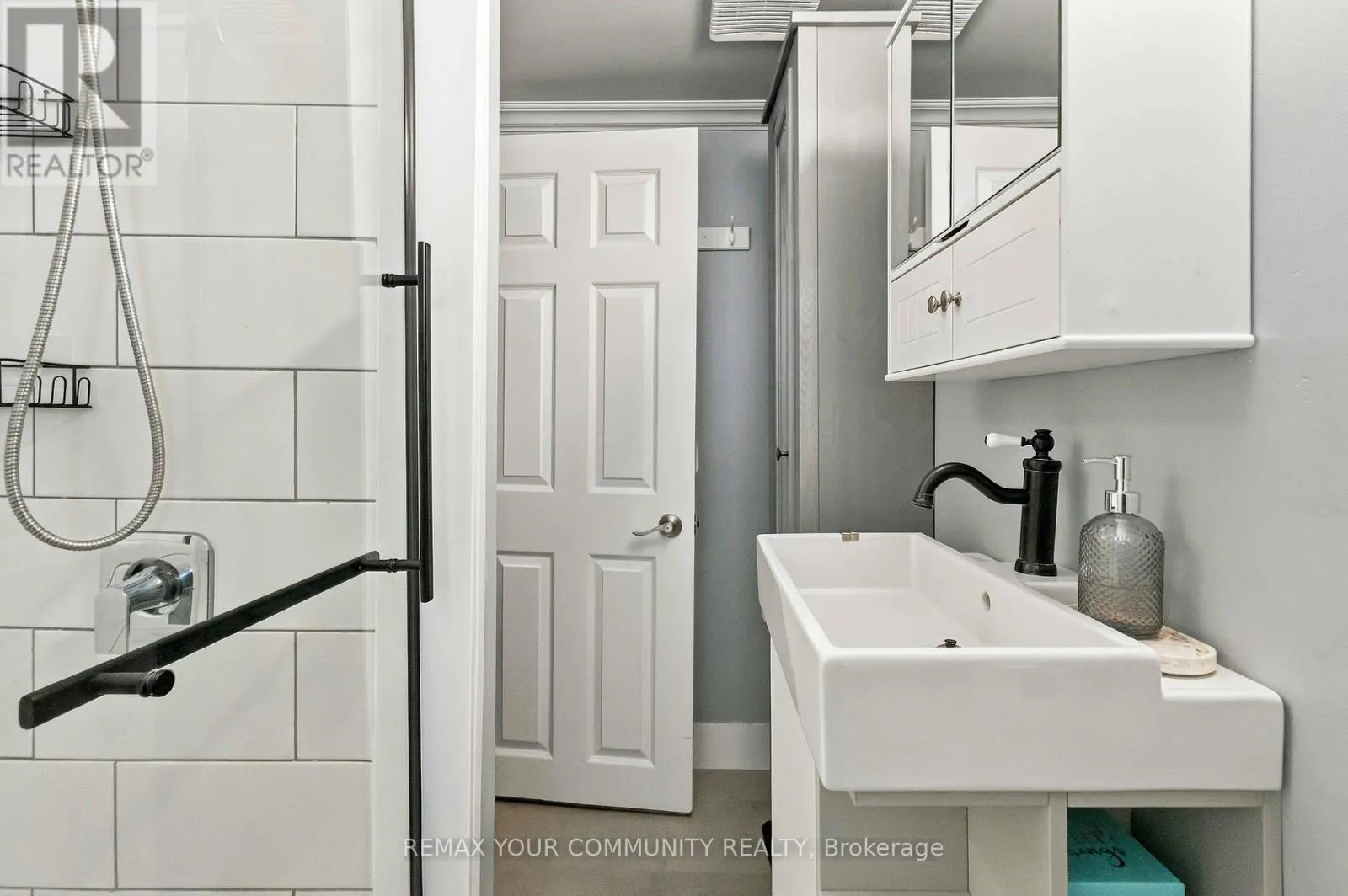 318 MARY STREET W