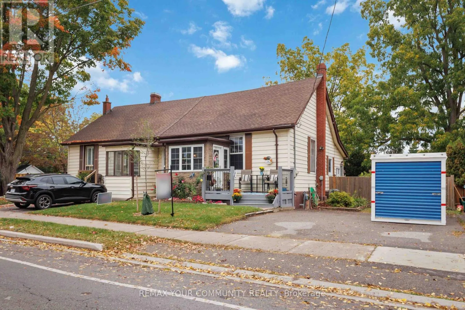 318 MARY STREET W