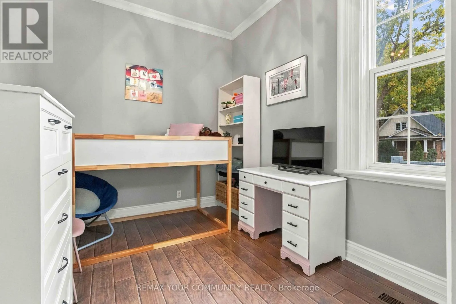 318 MARY STREET W