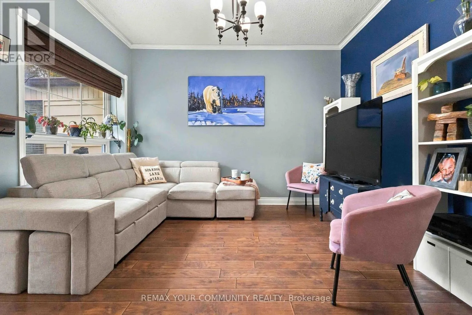 318 MARY STREET W