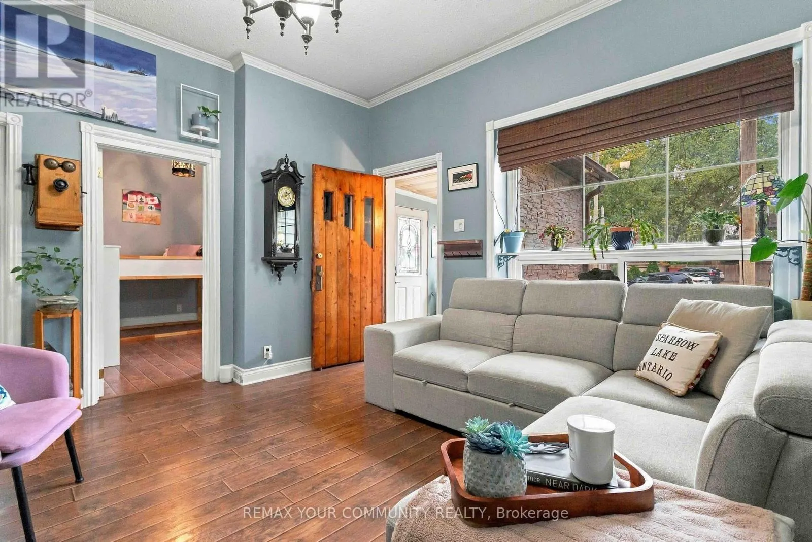 318 MARY STREET W