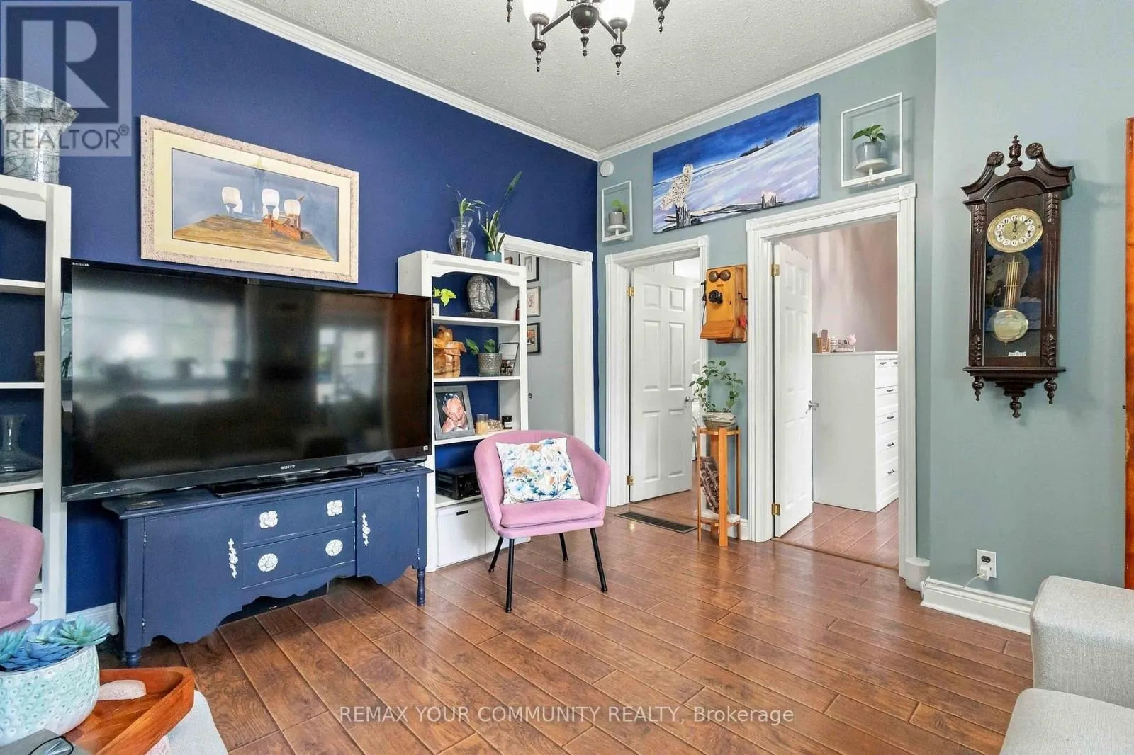 318 MARY STREET W