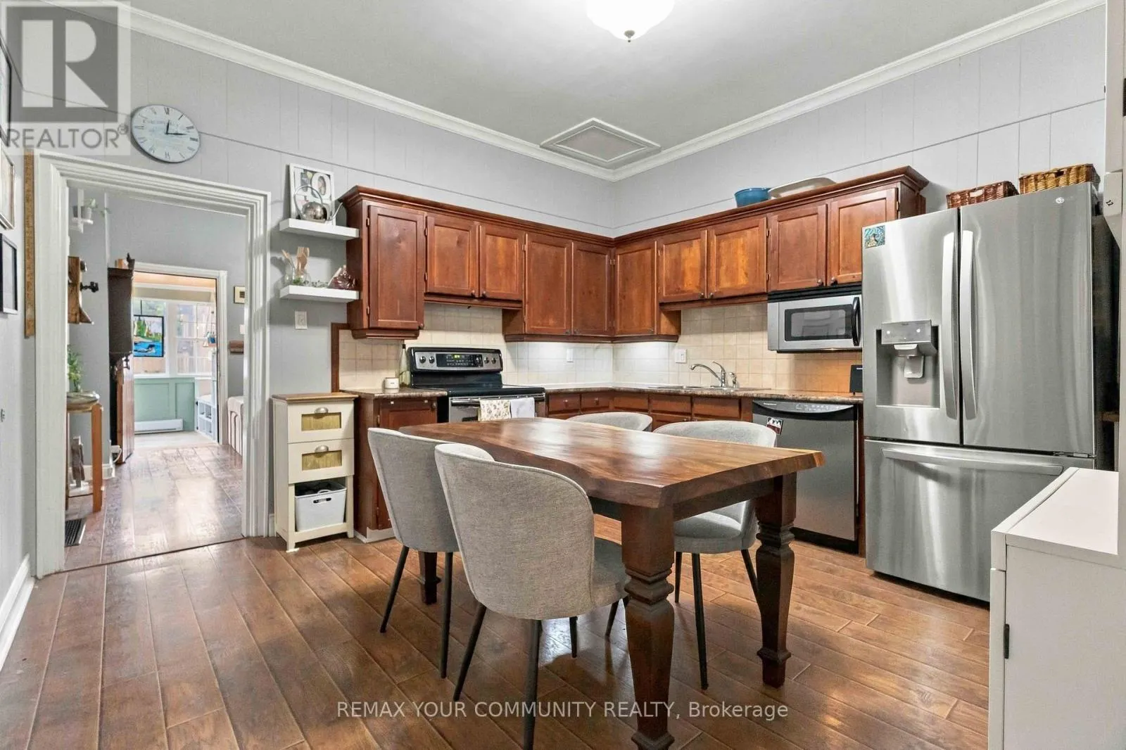 318 MARY STREET W