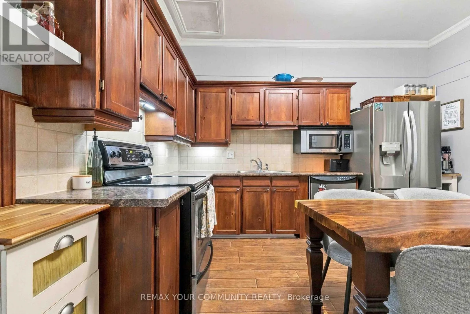 318 MARY STREET W