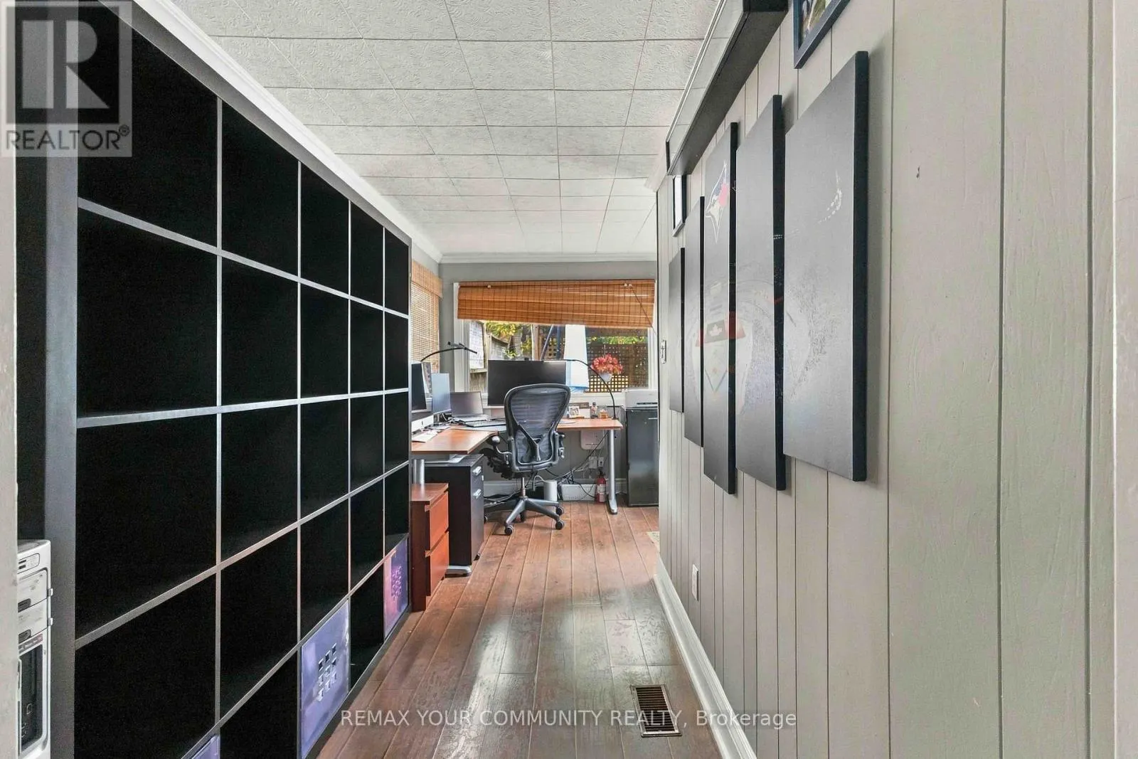 318 MARY STREET W