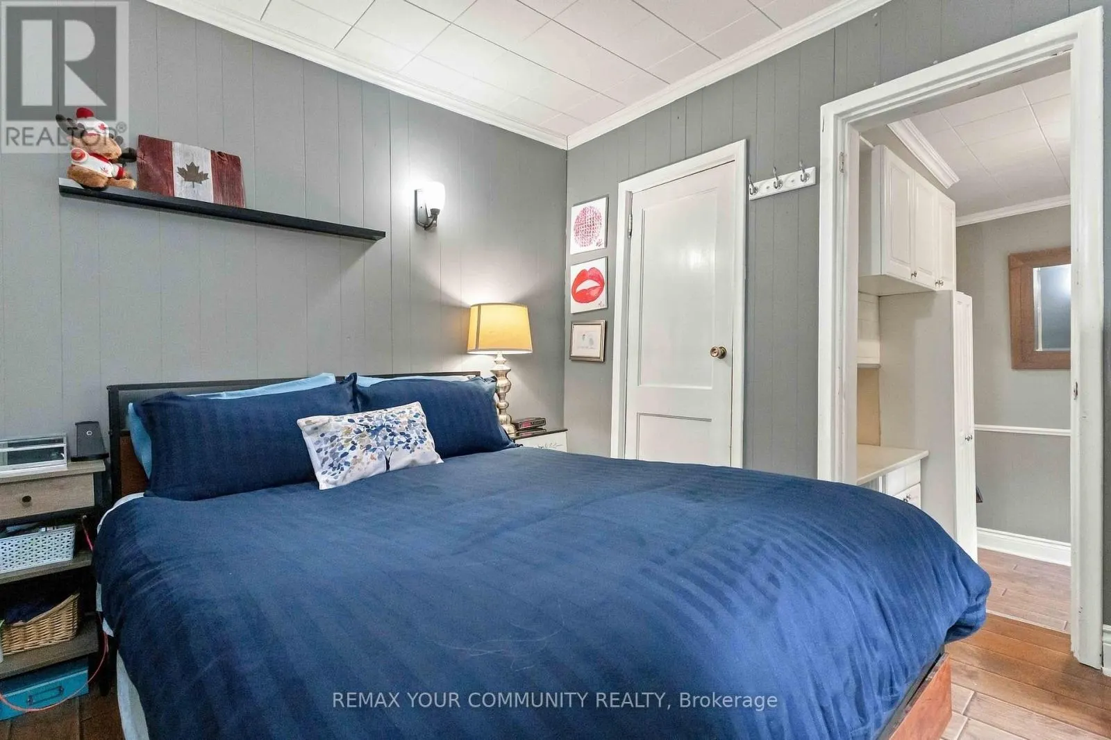 318 MARY STREET W