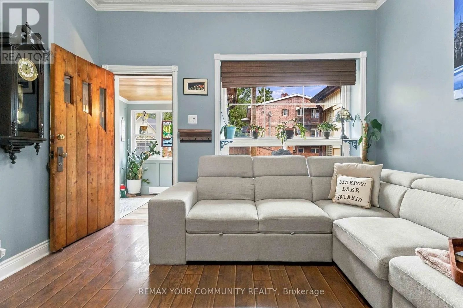 318 MARY STREET W