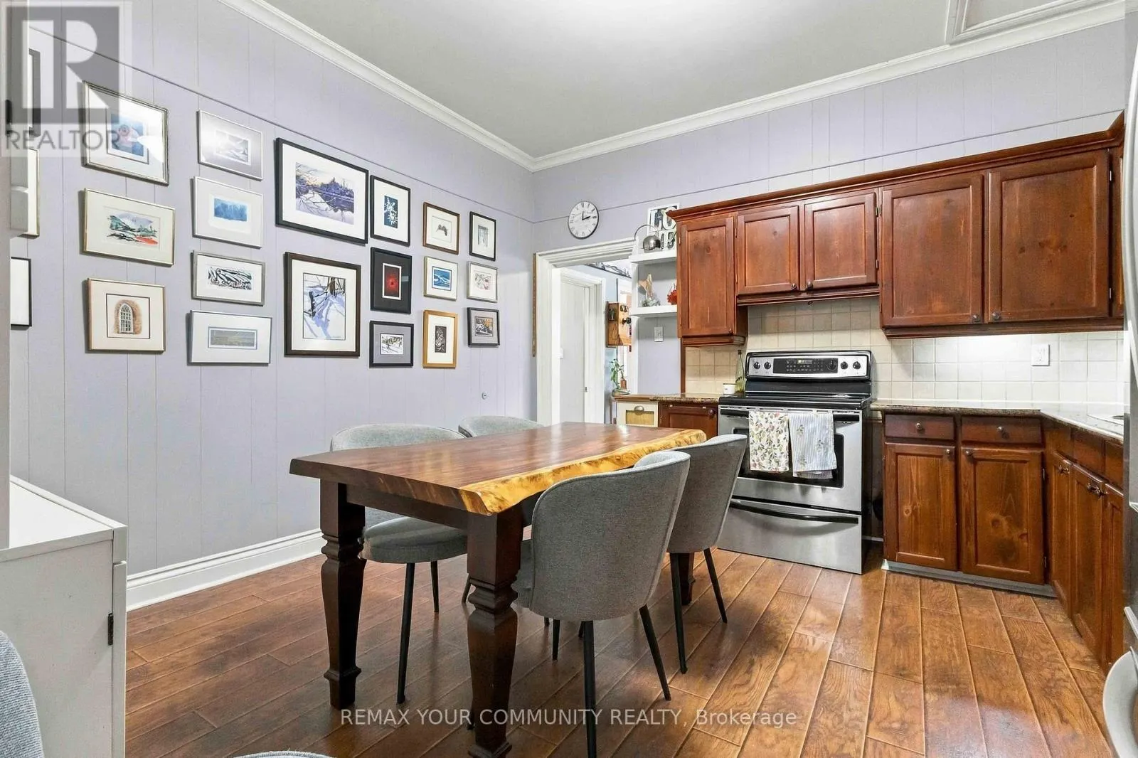318 MARY STREET W