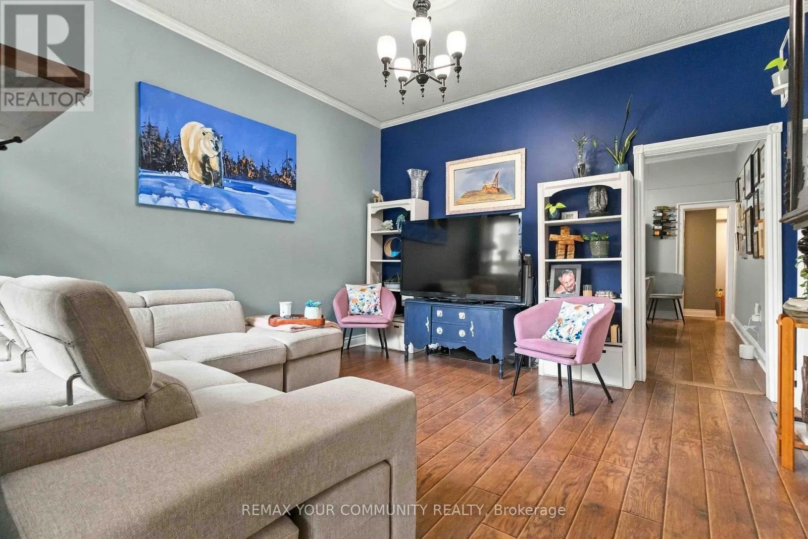 318 MARY STREET W