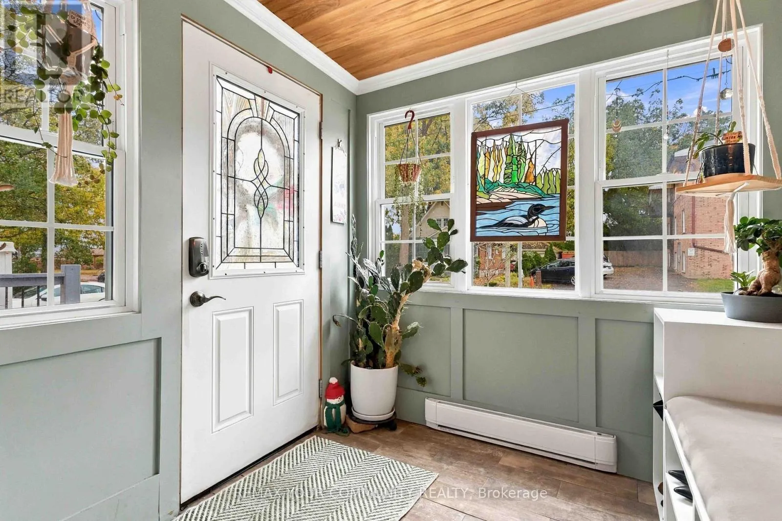 318 MARY STREET W