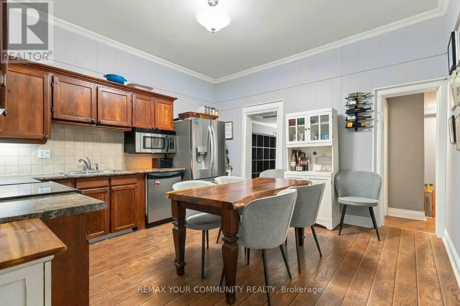 318 MARY STREET W