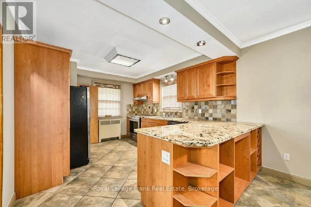 1535 DUNDAS STREET E