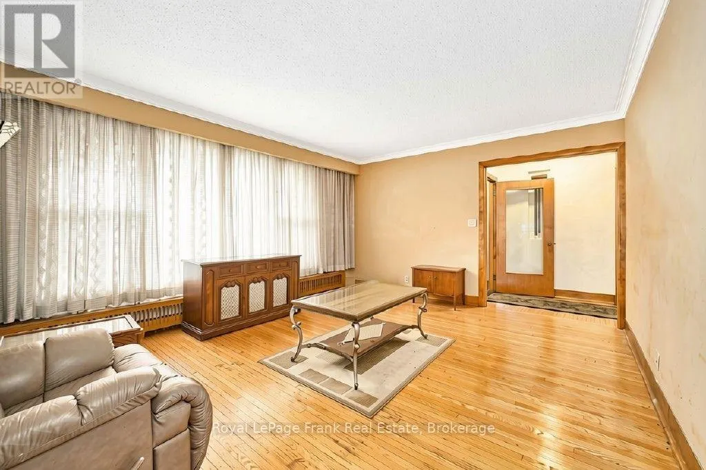 1535 DUNDAS STREET E