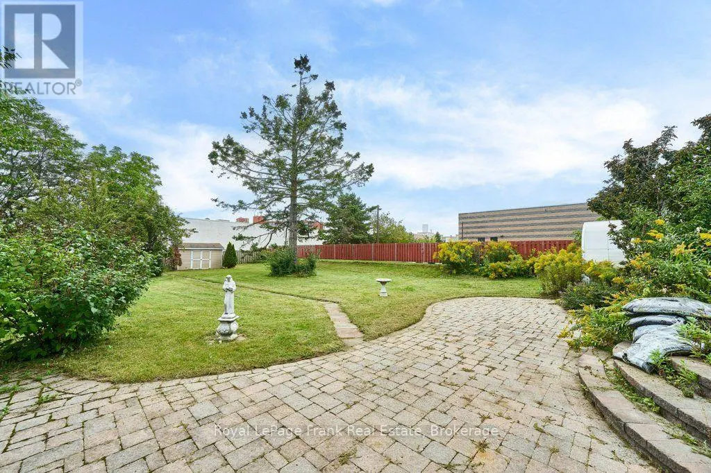 1535 DUNDAS STREET E