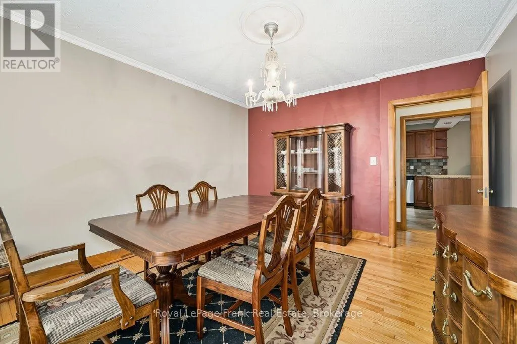 1535 DUNDAS STREET E