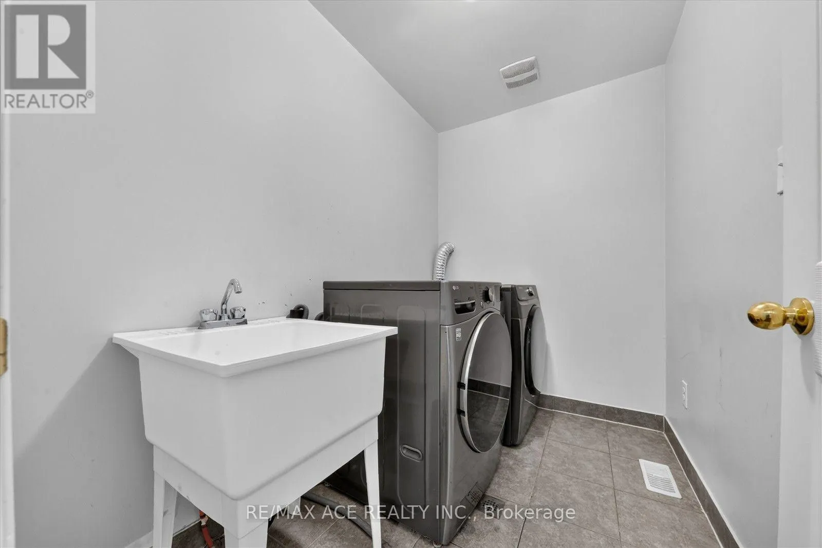 39 SKELTON CRESCENT