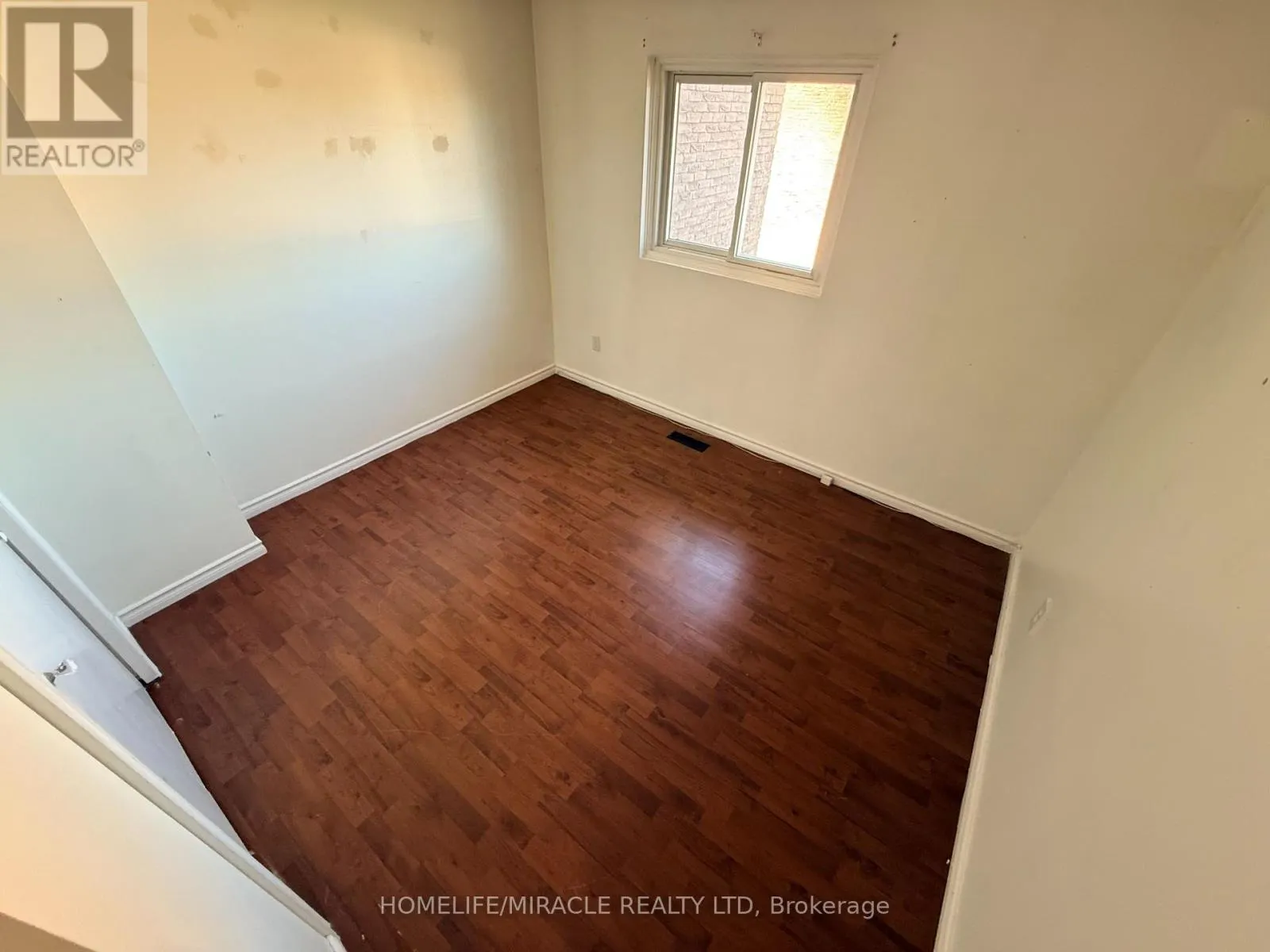 52 ROBBIE CRESCENT