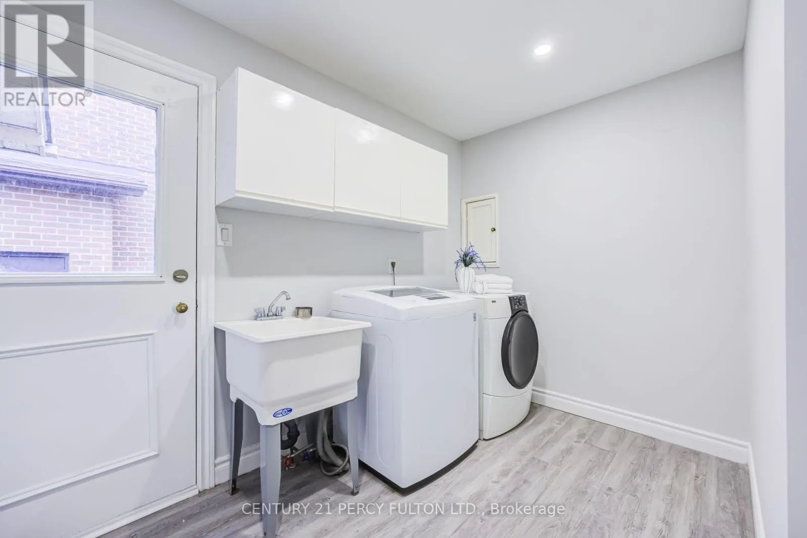 8 SAYOR DRIVE