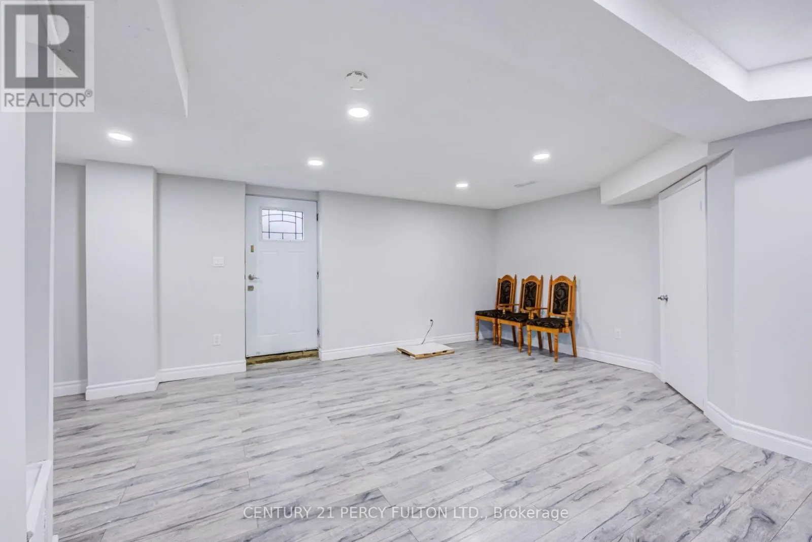 8 SAYOR DRIVE