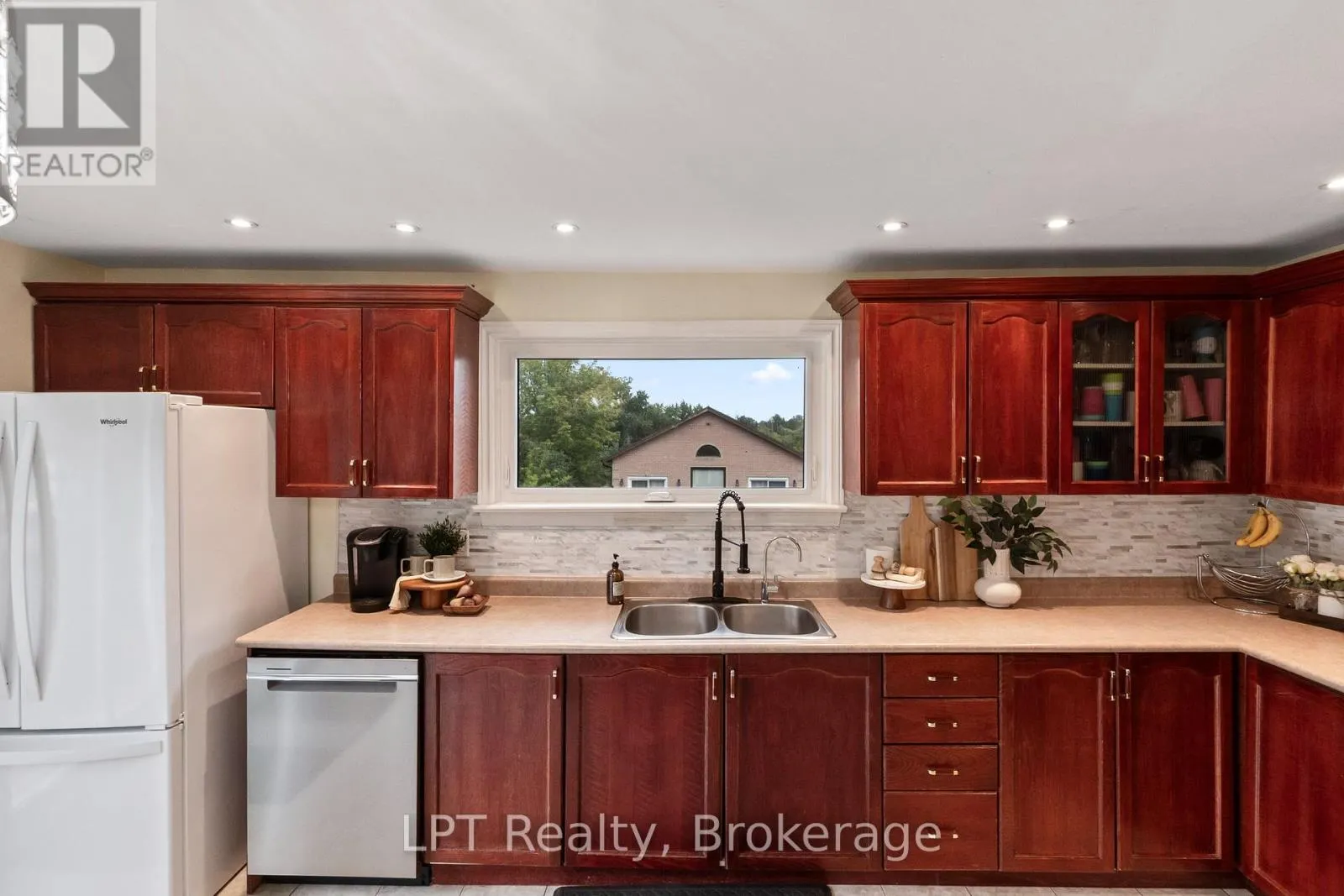 9 LAKEVIEW AVENUE