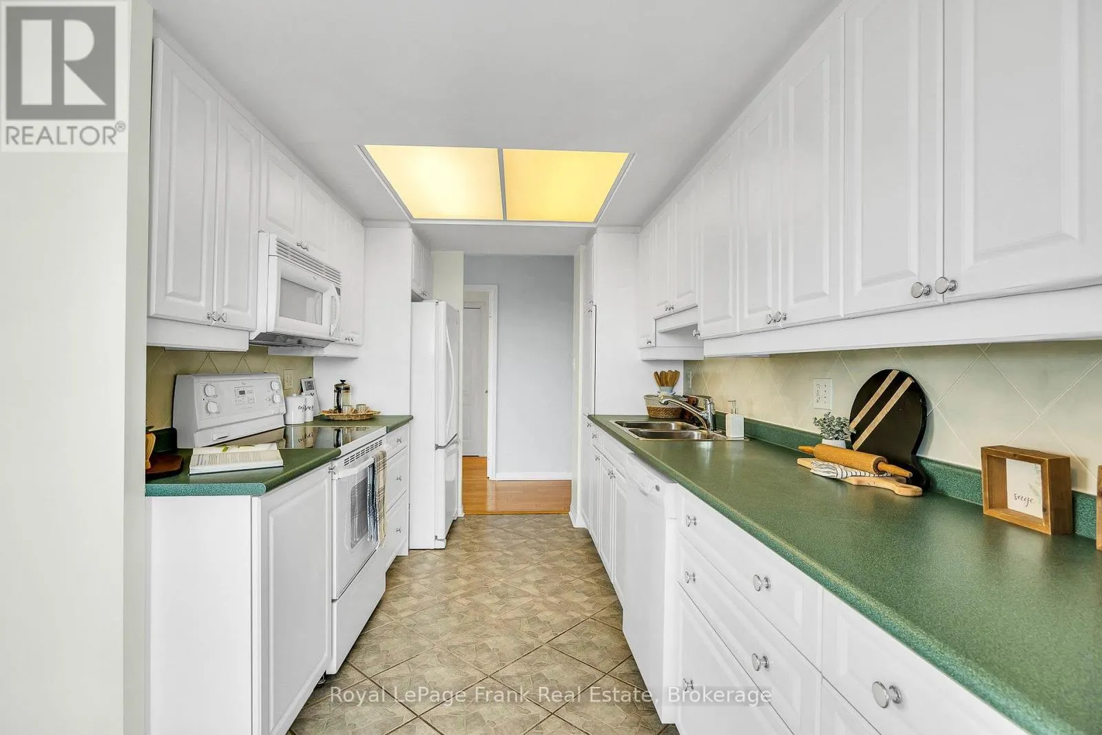 602 - 712 ROSSLAND ROAD E #602