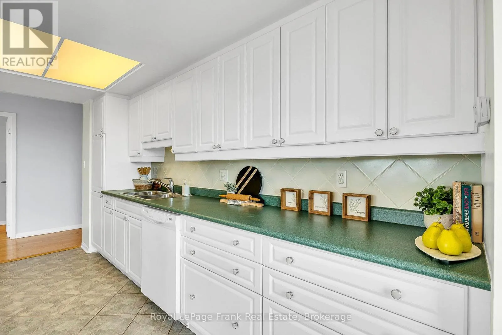 602 - 712 ROSSLAND ROAD E #602