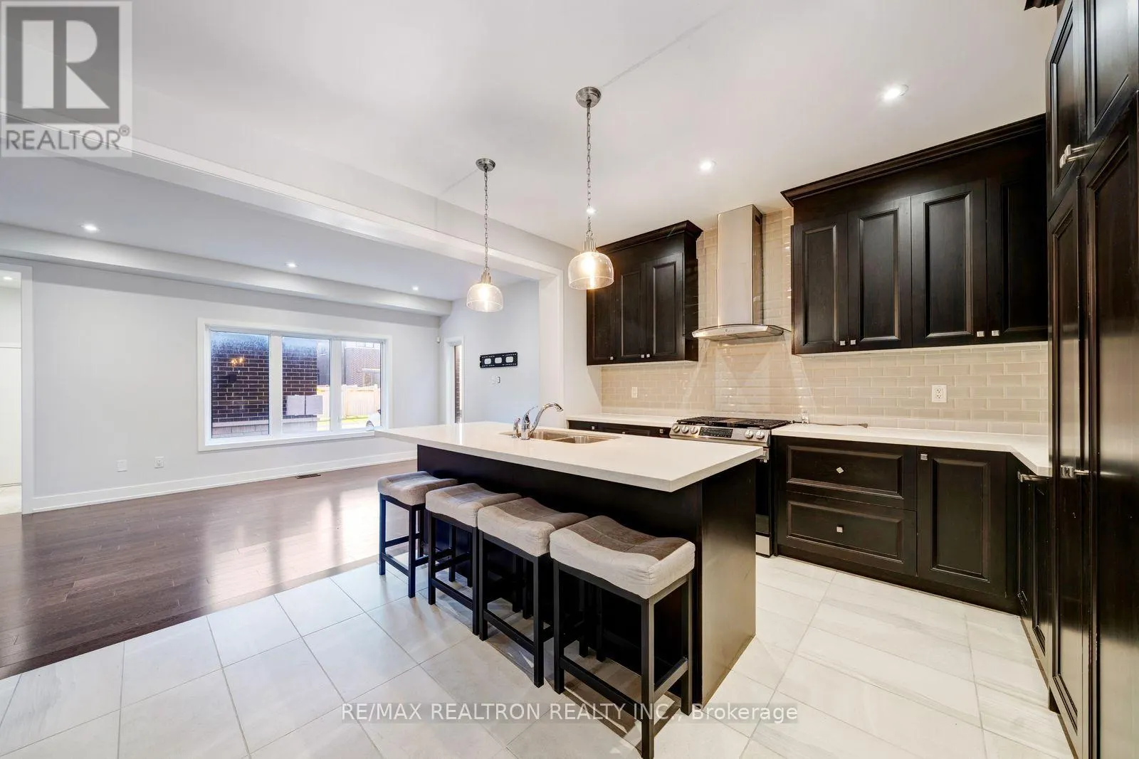 208 CORONATION ROAD