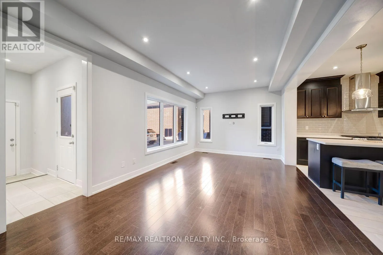 208 CORONATION ROAD