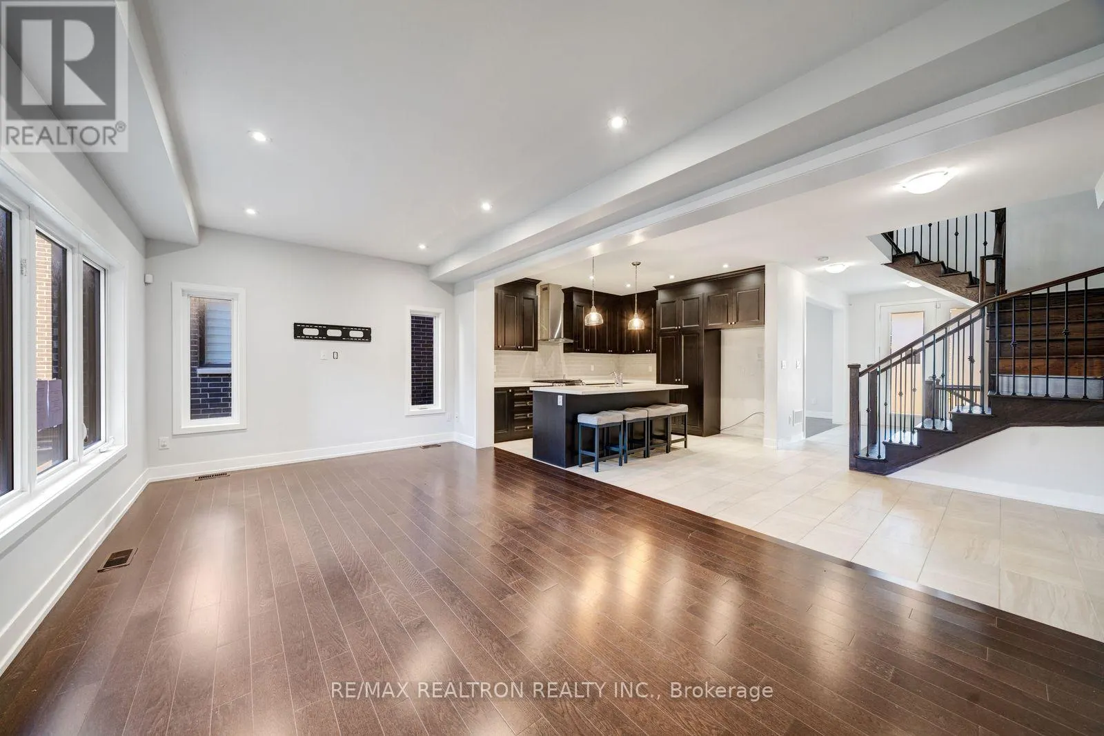 208 CORONATION ROAD