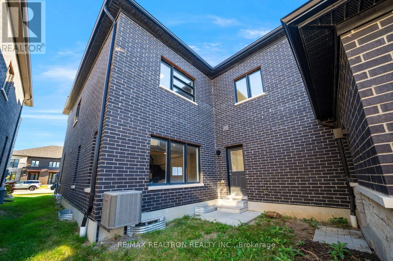208 CORONATION ROAD
