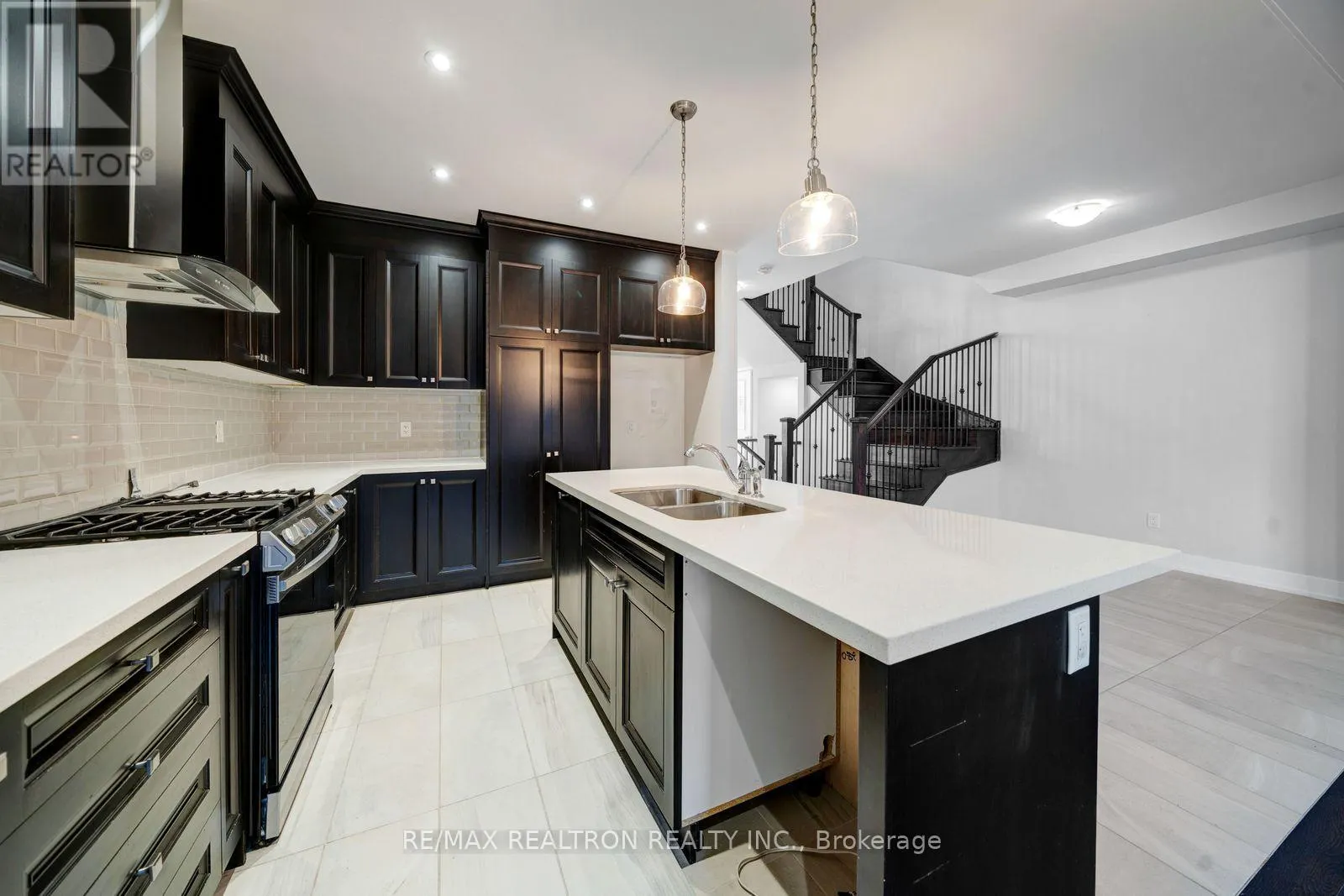 208 CORONATION ROAD