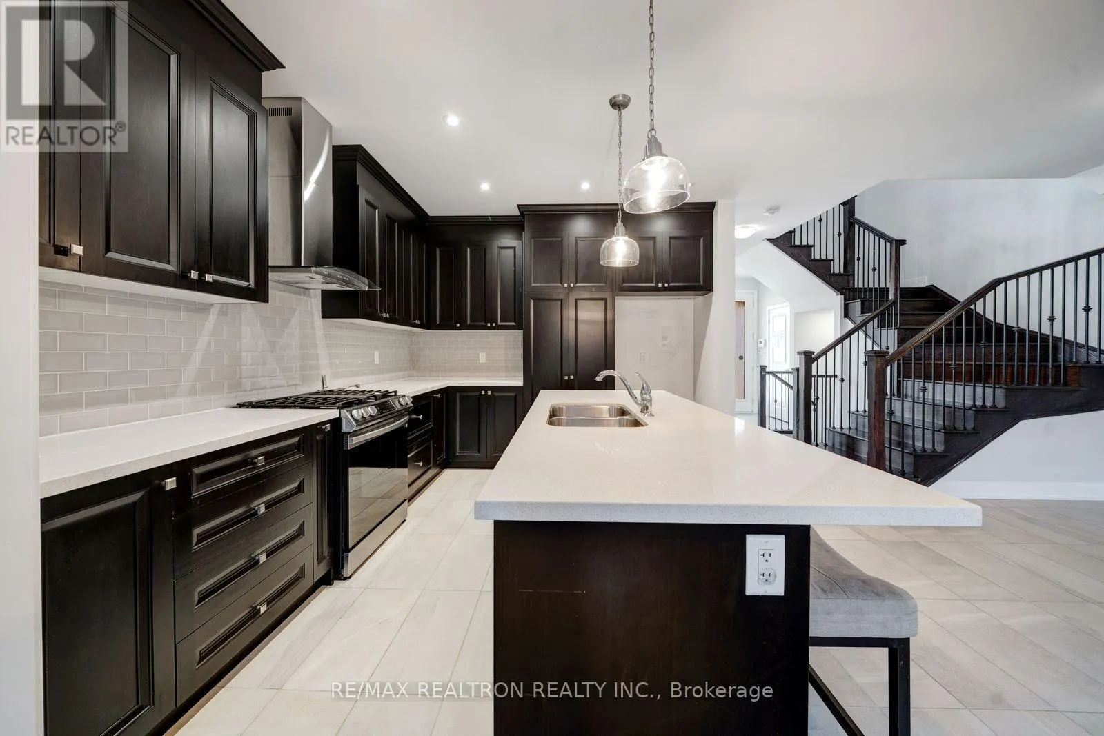 208 CORONATION ROAD