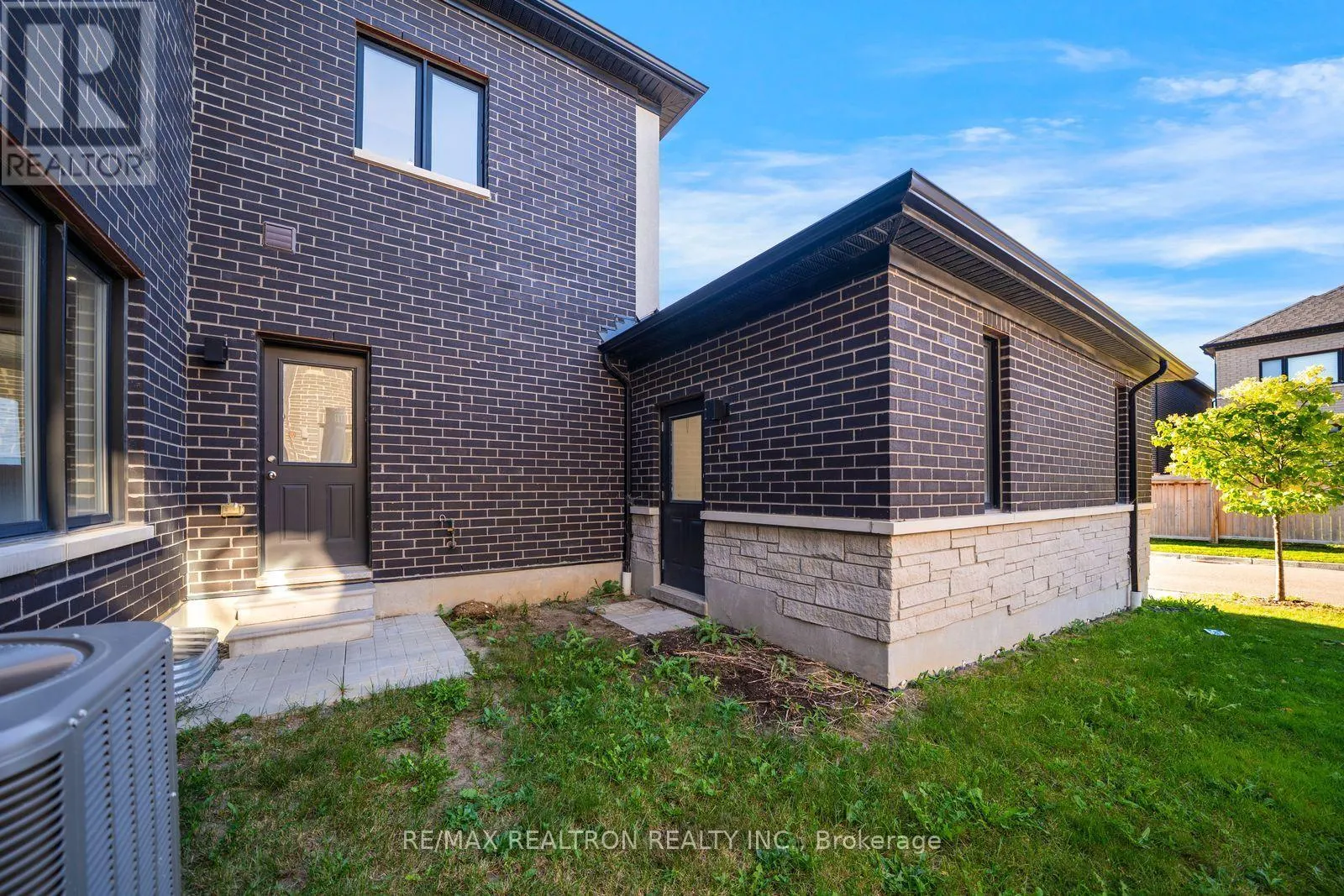 208 CORONATION ROAD