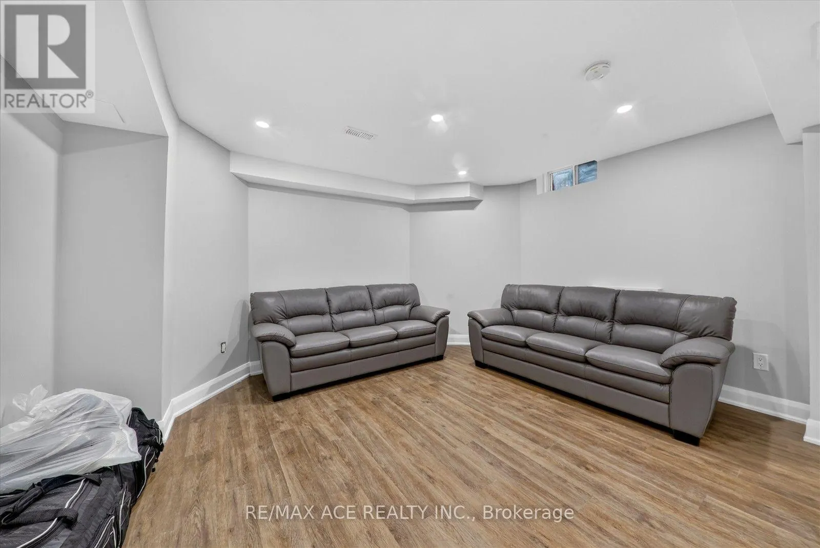 1446 SANDHURST CRESCENT