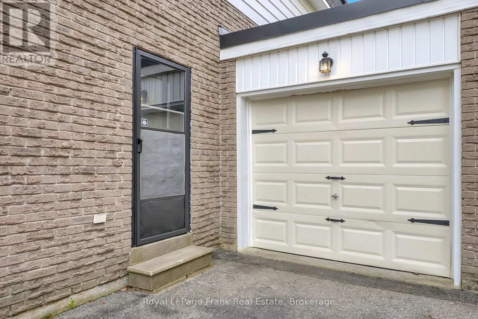117 LAWRENCE CRESCENT