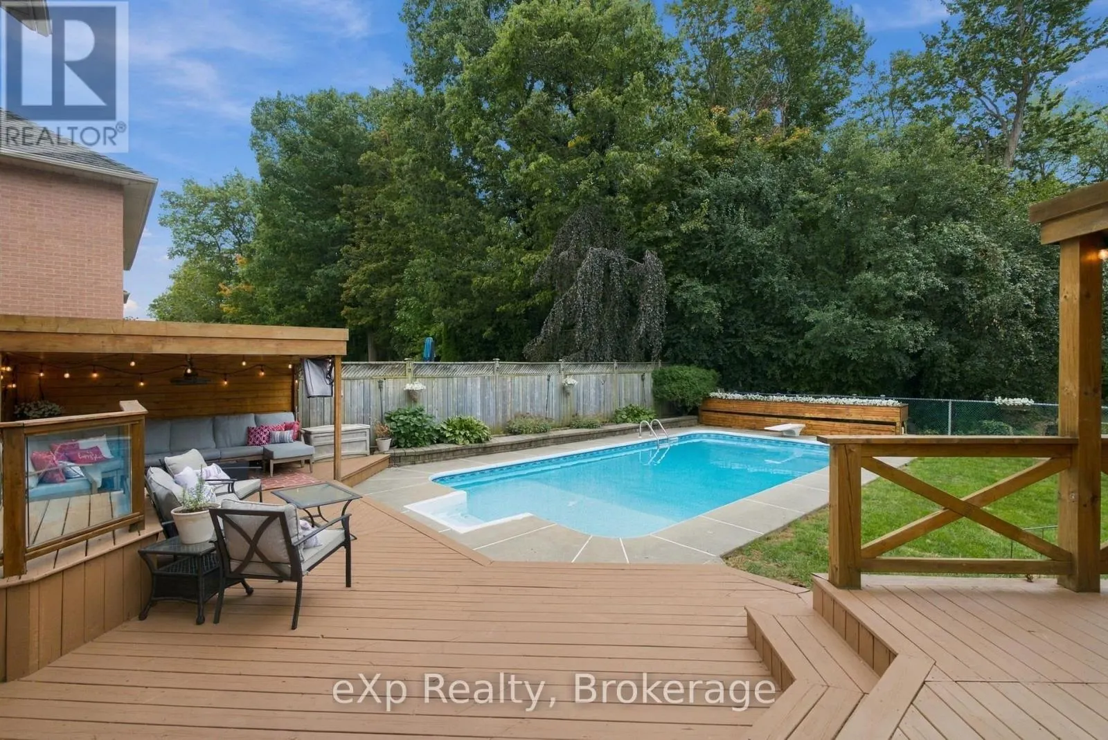 237 LAKE DRIVEWAY W