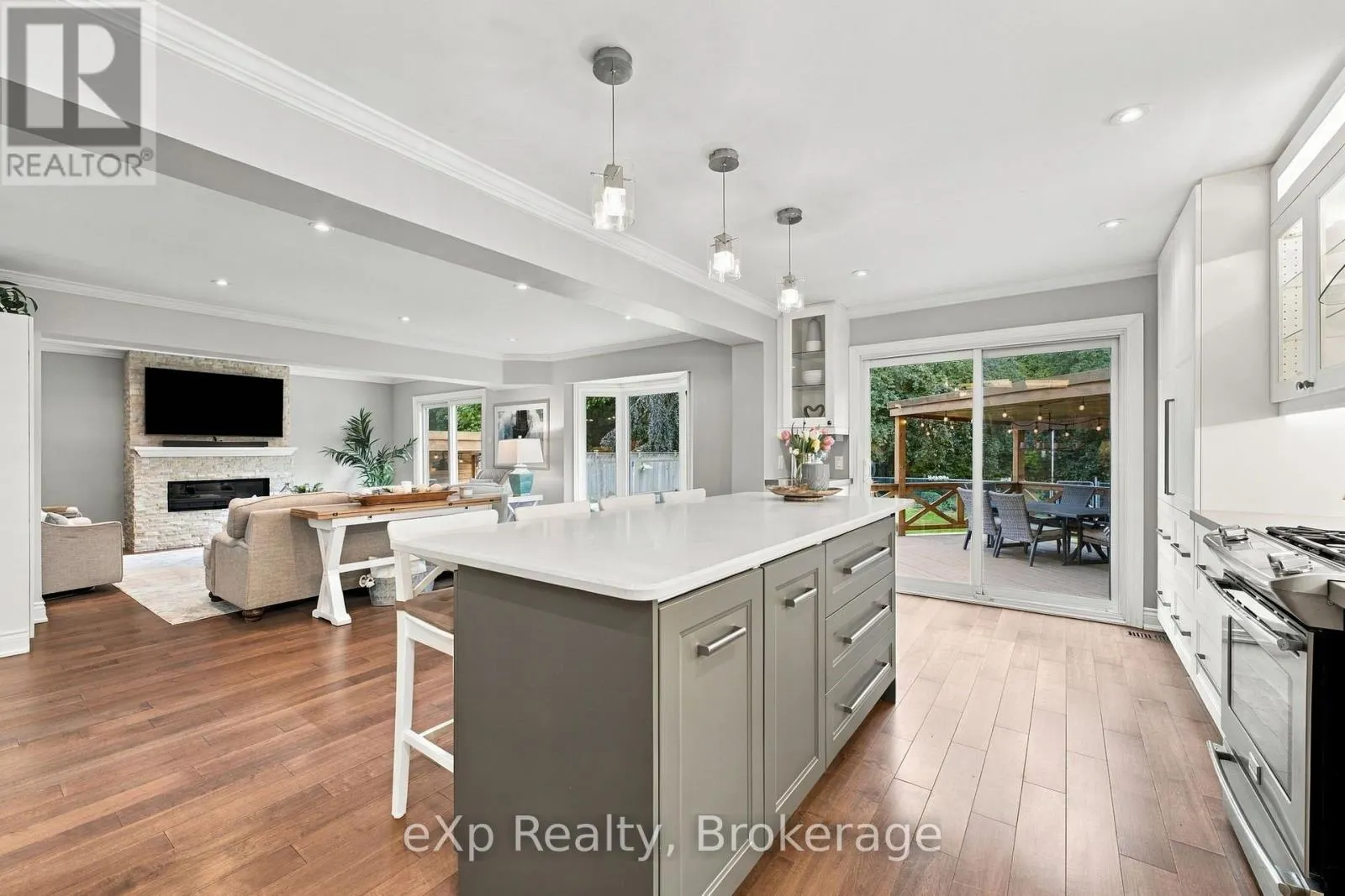 237 LAKE DRIVEWAY W