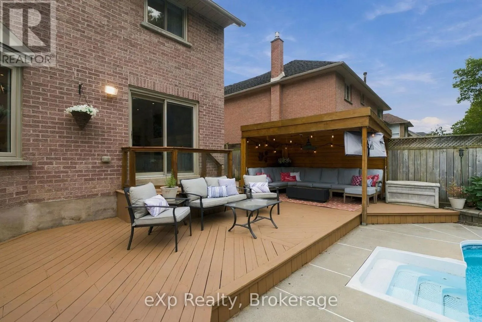 237 LAKE DRIVEWAY W
