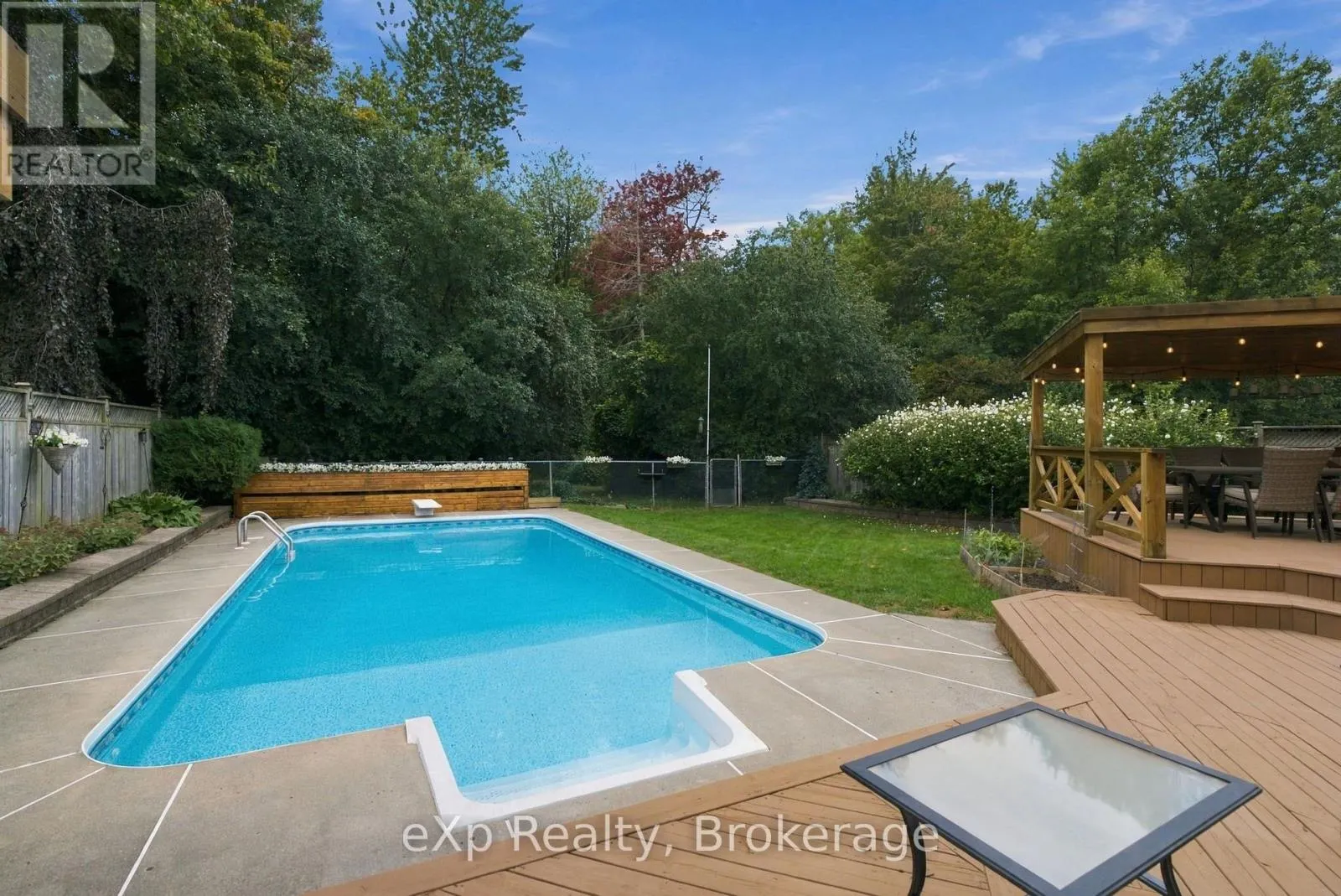 237 LAKE DRIVEWAY W