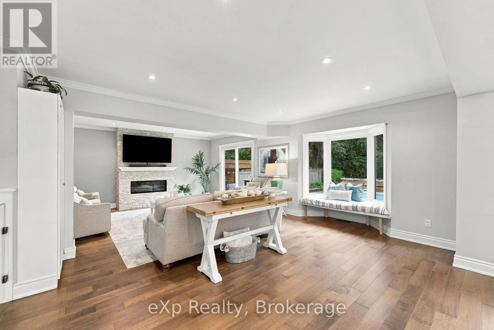 237 LAKE DRIVEWAY W