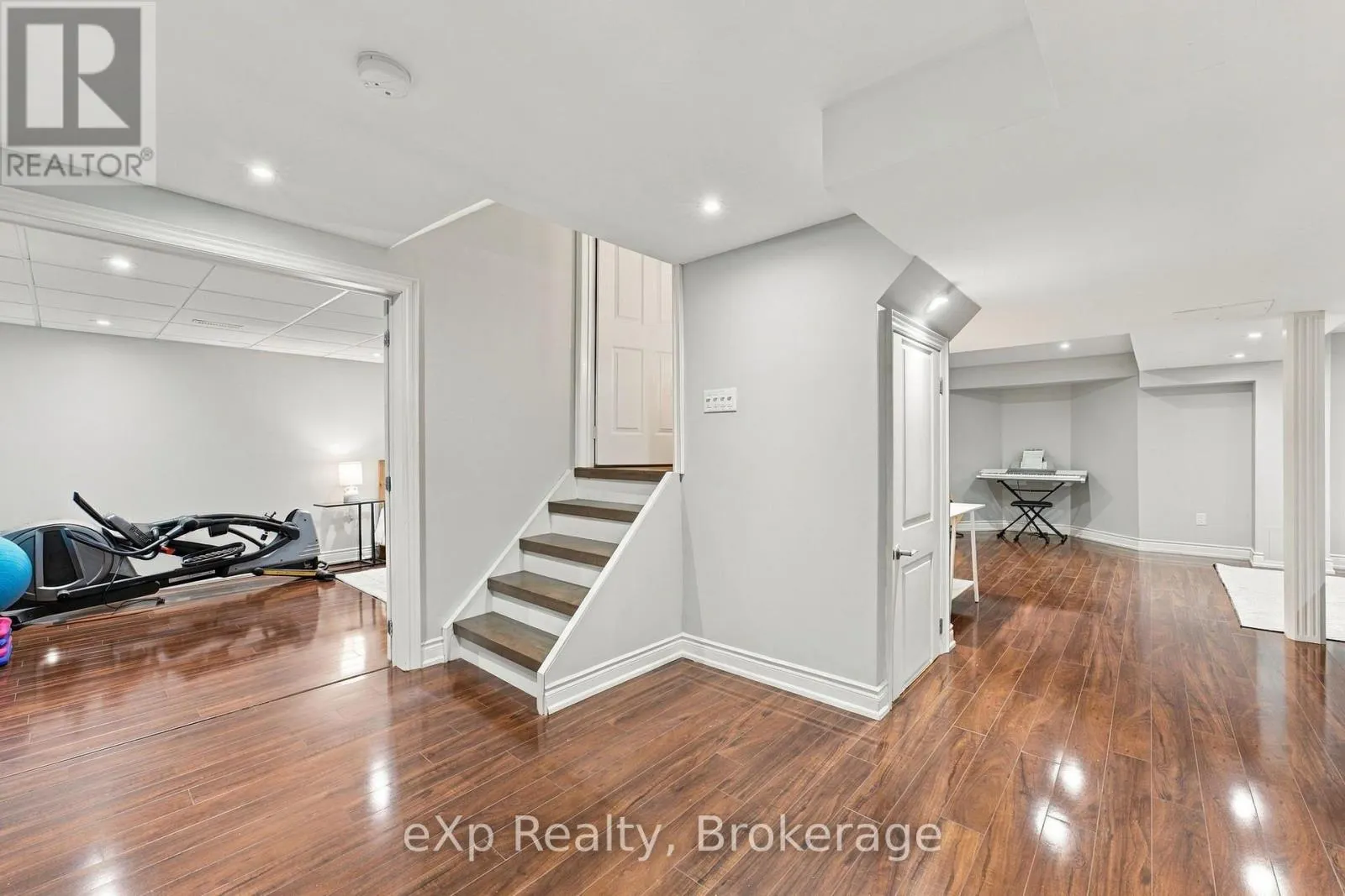237 LAKE DRIVEWAY W