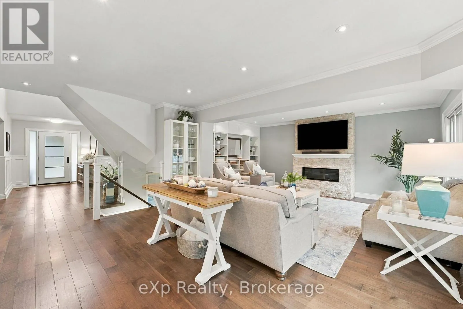 237 LAKE DRIVEWAY W