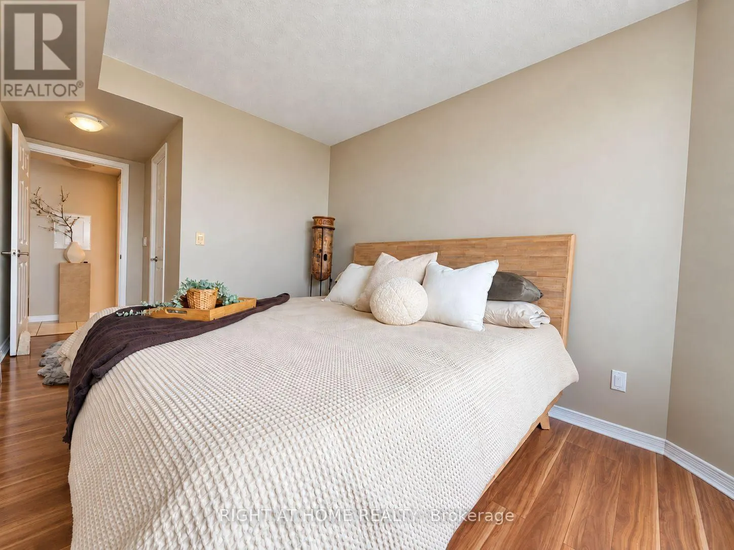 906 - 340 WATSON STREET W